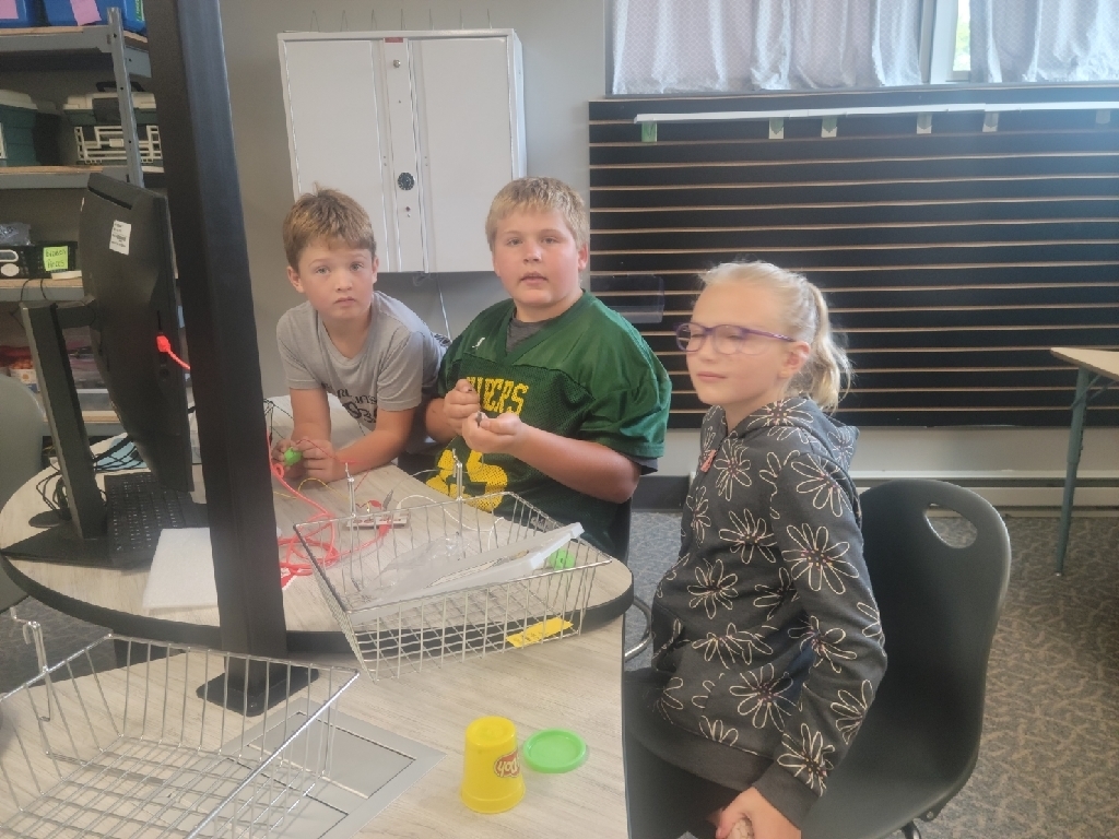 5/6 grade students learning about Makey, Makey in the SMARTlab.