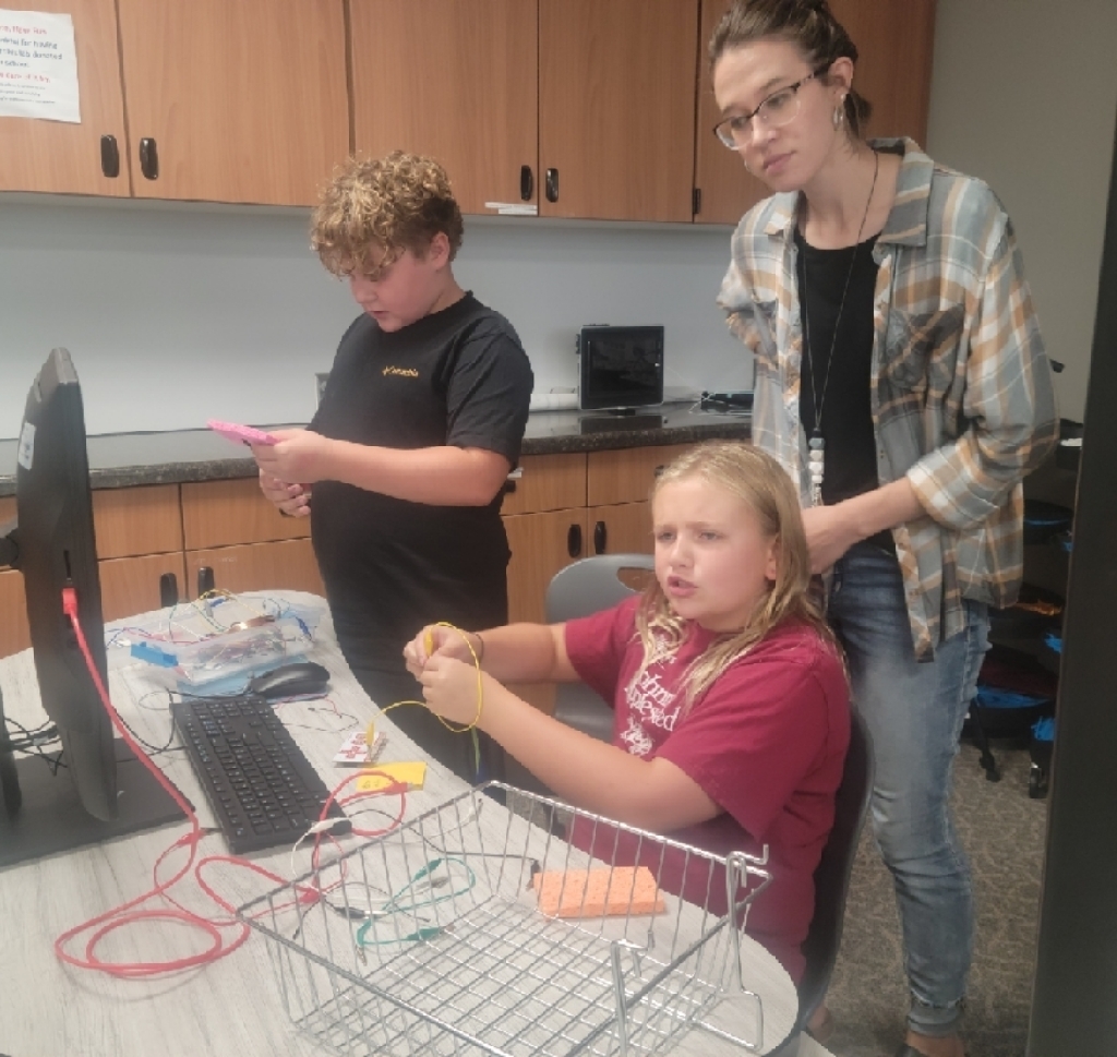 5/6 grade students learning about Makey, Makey in the SMARTlab.